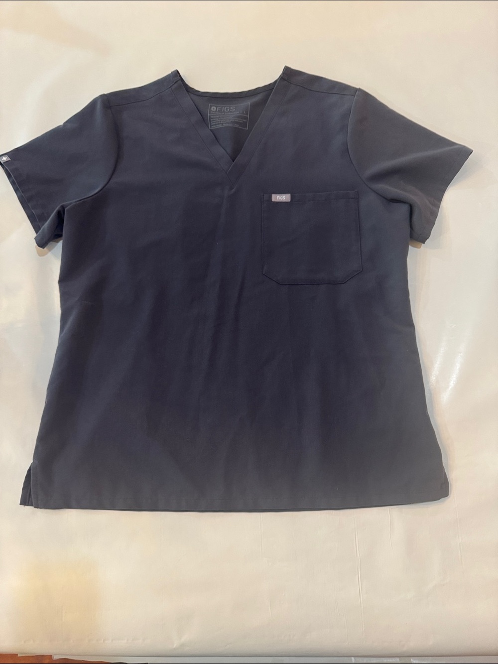 Figs Women's V-Neck Scrub Top - charcoal